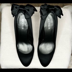 Menbur 4” triple bow, satin stilettos. SZ 7.5